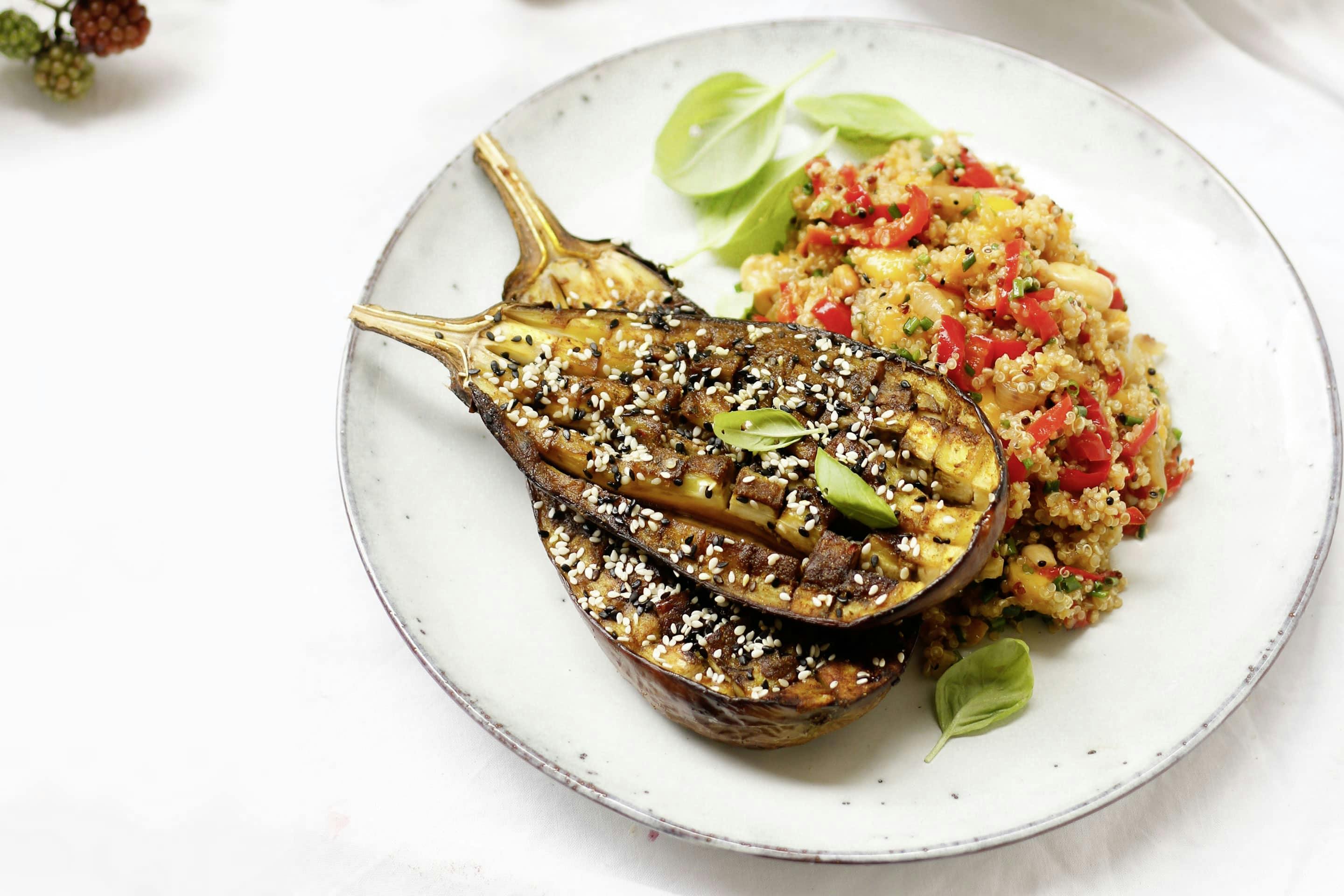 VEGGY Exotic Melanzani mit Quinoa-Mango-Salat