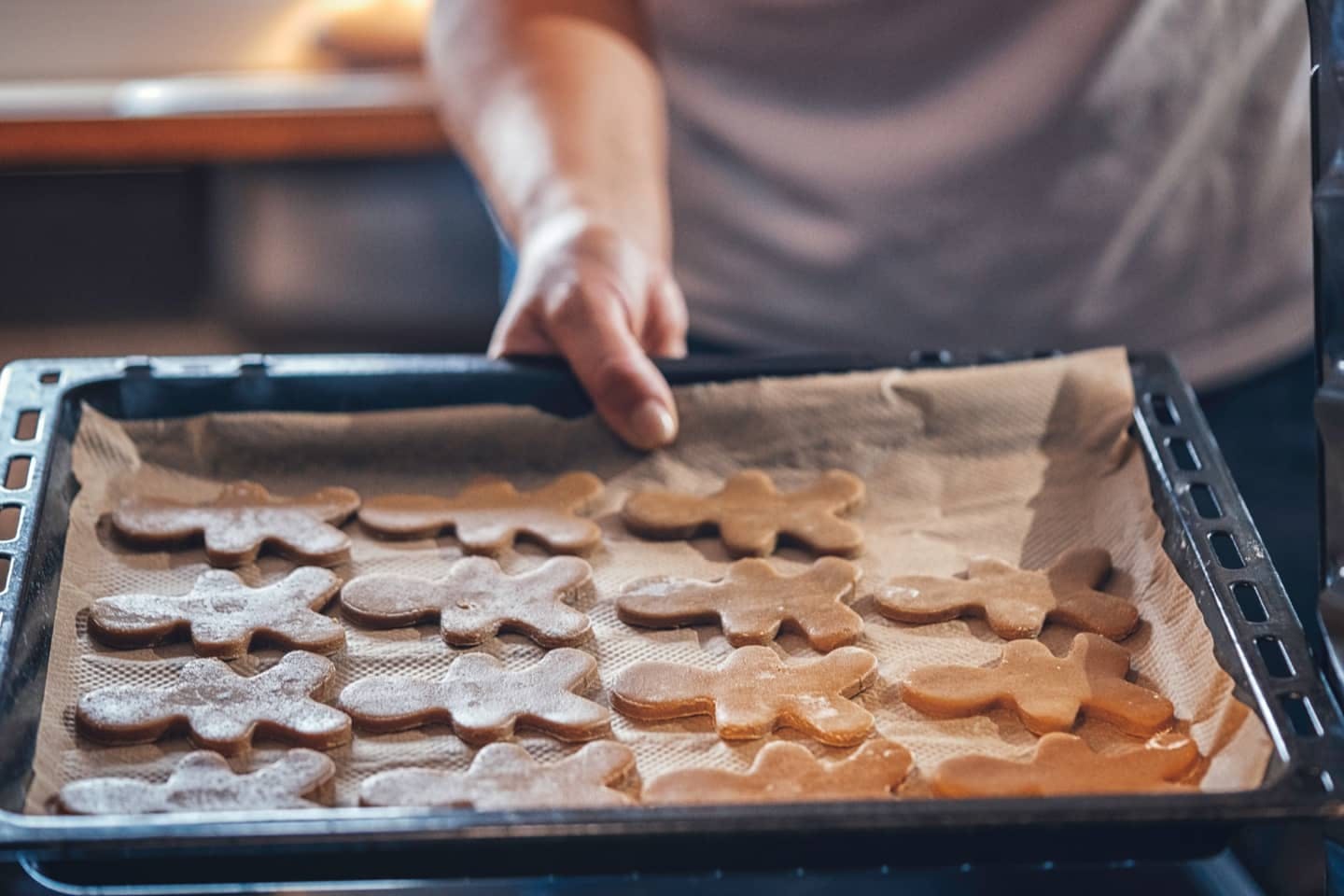 Lebkuchenmänner auf Backblech