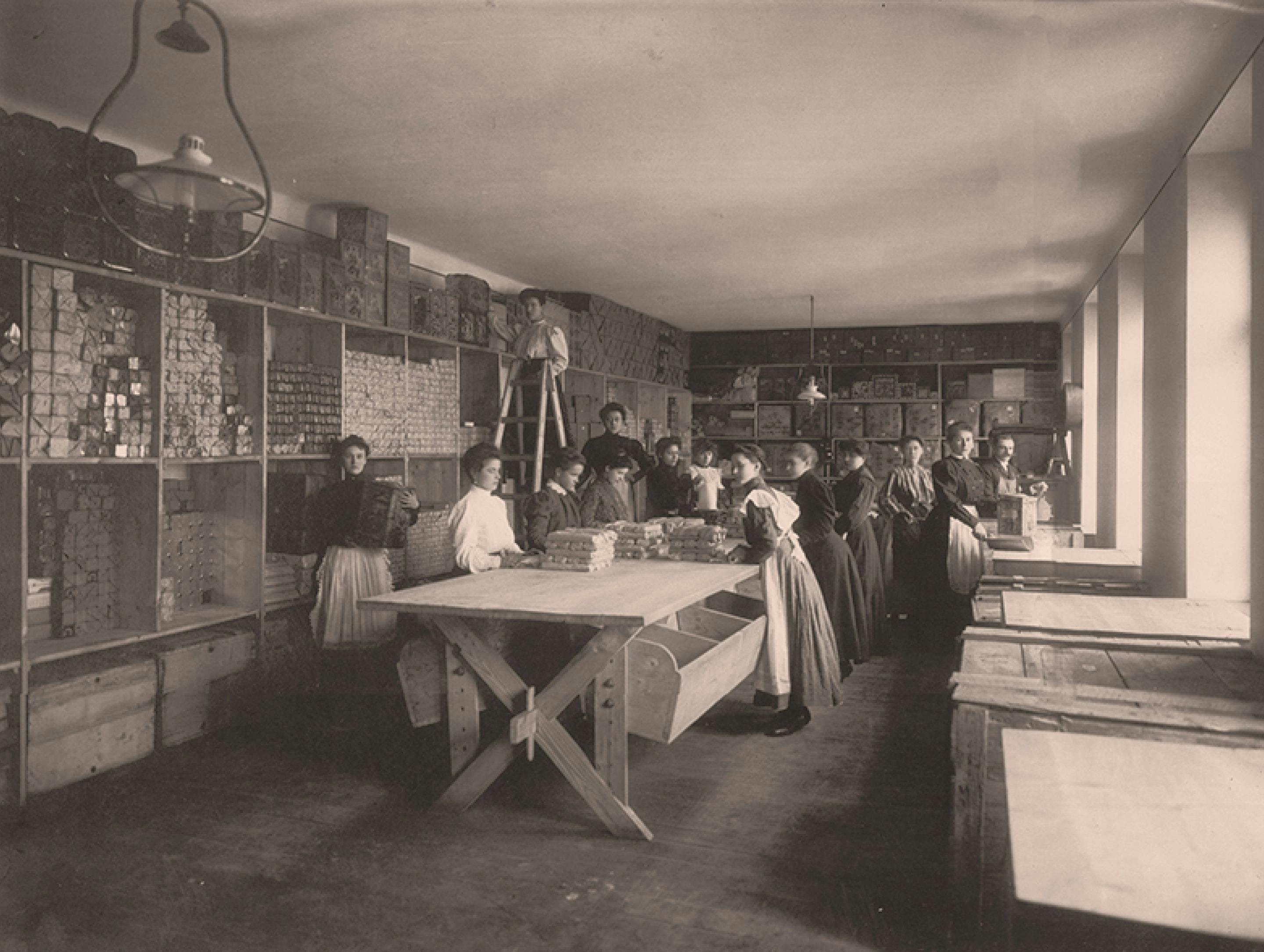 Черно-белая фотография: работники, упаковывающие молотую паприку Kotányi, 1881 год