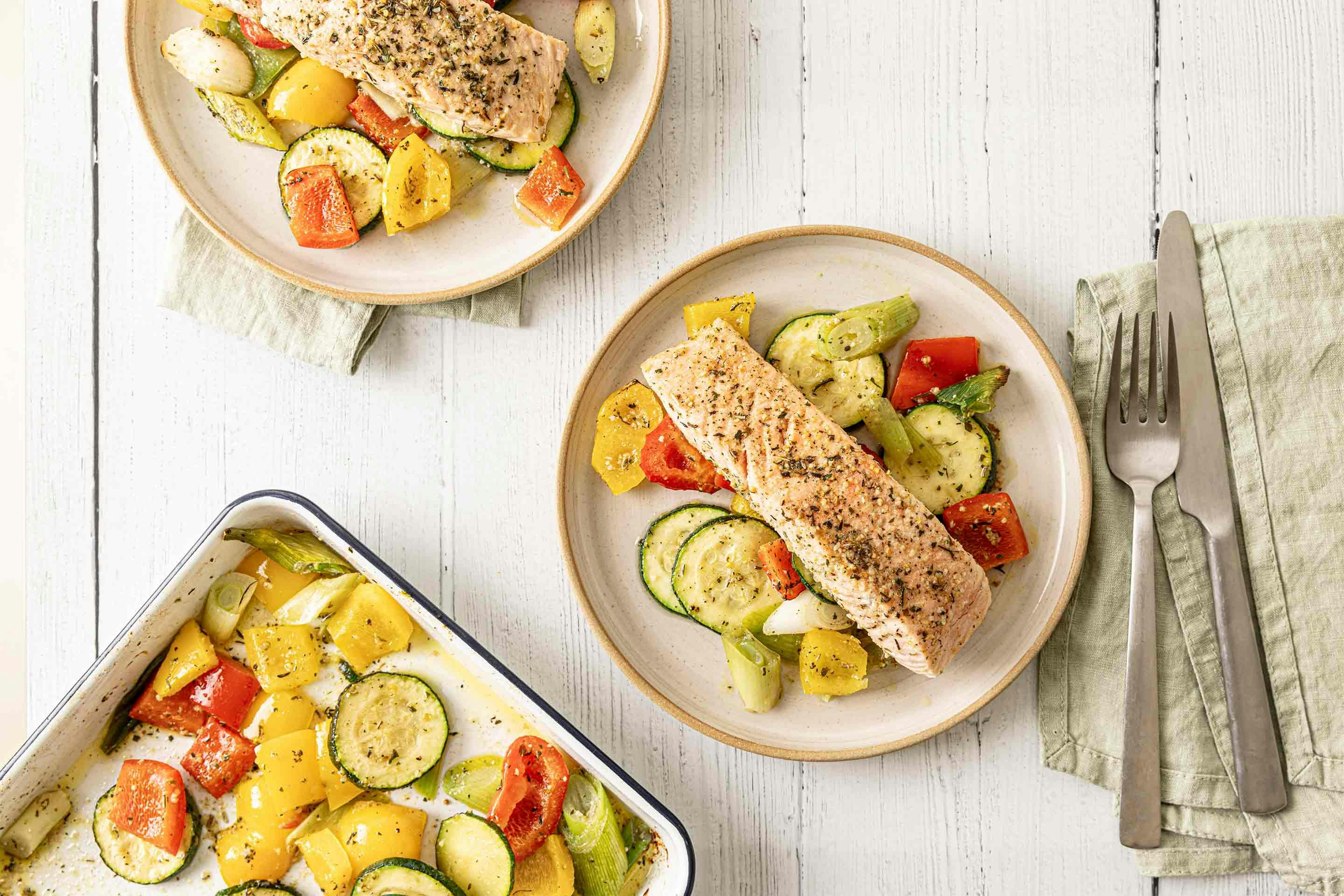 Perfectly tender salmon on roasted vegetables with the Kotányi Quick & Easy spice mix.
